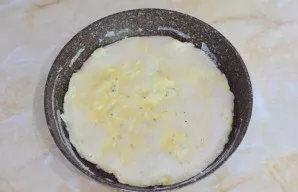 Įkaitintoje keptuvėje įpilkite šiek tiek augalinio aliejaus ir supilkite kiaušinių masę. Šiek tiek pamaišykite, kad kiaušiniai pradėtų st...