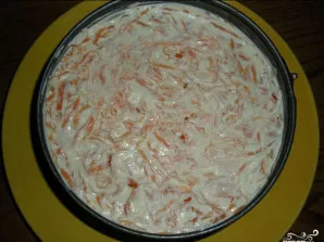 Dabar - virtos ir tarkuotos bulvės. Ištepkite jas majonezu, po to - virtos morkos sluoksnis.