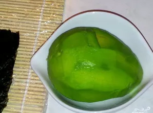 Avokadą nulupkite ir nuplaukite, iš paprikos pašalinkite sėklas. Ingredientus supjaustykite plonais šiaudeliais.