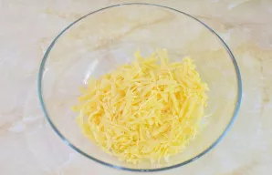 Į dubenį sutarkuokite sūrį.