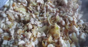 Svogūną supjaustykite smulkiai ir apkepkite kartu su vištiena iki auksinės spalvos.