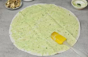 Šiuo atveju naudoju tris apvalius, nedidelio dydžio lavašus, todėl vyniotinį patogu rinkti sluoksniais. Ant lavašo užtepkite dalį paruošt...