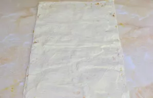 Tada viršuje dėkite antrą lavašą. Jį taip pat patepkite majonezu.