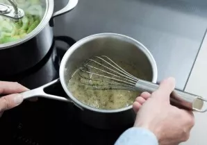 Tuo tarpu puode įkaitinkite sviestą. Į jį įpilkite cukraus ir miltų. Virkite 2 minutes. Dabar supilkite sultinį. Išmaišykite. Tada įberki...