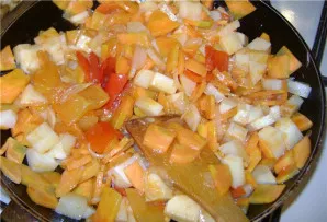 Nulupame, supjaustome bulves ir dedame į keptuvę prie svogūno ir morkos.