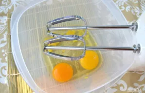 Mikseriu plakite kiaušinius su garstyčiomis apie 1 minutę.