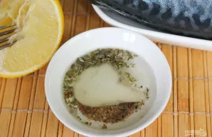 Įpilkite citrinos sultis ir išmaišykite.