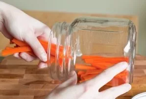 Nuluptas morkas 2–3 minutes pamirkykite pasūdytame vandenyje, tada morkas išimkite. Nusausintas morkas sudėkite į sterilizuotus stiklainius.
