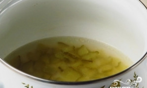 Atskirame inde agurkus pakepinkite, kol suminkštės, įpilant sultinio.