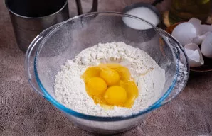 Įmuškite į juos kiaušinius.