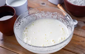 Mikseriu išplakite šiuos ingredientus iki šviesios, purios masės.