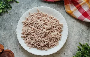 Atvėsusią mėsą supjaustykite gabalais ir sumalkite mėsmale.