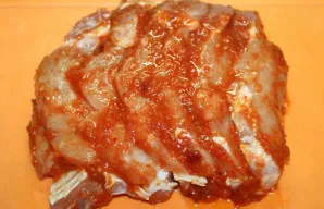 Sumaišykite adžiką, kečupą ir augalinį aliejų. Mėsą pasūdykite pagal skonį. Kulinariniu teptuku tolygiai paskirstykite adžikinį padažą an...