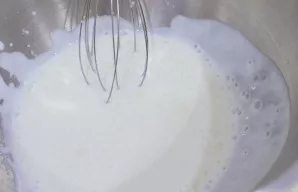 Soda iškart sureaguos su kefyru ir pradės kilti burbuliukai.