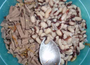 Įdedame baltųjų pupelių iš skardinės (be skysčio).