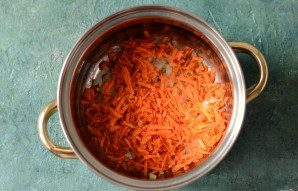 Morką nulupkite, sutarkuokite stambia tarka. Sudėkite į puodą ir kepkite porą minučių, kol suminkštės.