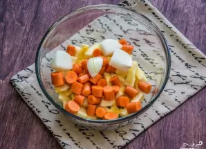 Visas daržoves nuplaukite, nulupti ir supjaustykite nedideliais kubeliais arba gabaliukais. Nepamirškite moliūgo išskobti.