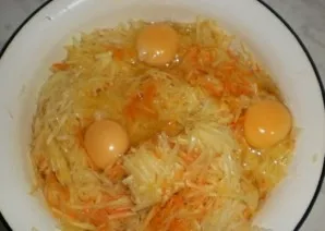 Sumaišykite cukinijas ir morkas, įmuškite kiaušinius.