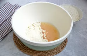 Palaipsniui berkite miltus ir maišykite juos su skystais ingredientais.