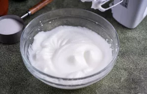 Į didelį dubenį supilkite baltymus ir plakite mikseriu iki standžių putų.