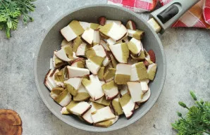 Į keptuvę sudėkite sviestą ir ištirpinkite ant vidutinės ugnies. Baravykus supjaustykite vidutinio dydžio gabalėliais ir sudėkite į keptu...