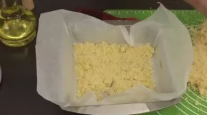 Kepimo skardą ištepkite saulėgrąžų aliejumi ir uždenkite kepimo popieriumi taip, kad ji tvirtai priglustų prie visų pusių. Supilkite 2/3 ...