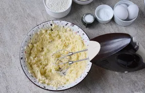 Išplakite minkštą sviestą su cukrumi, kol masė taps lengva ir puri, plakite bent 3 minutes.