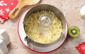 Ant krūtinėlės sudėkite bulves.