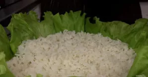 Krapus smulkiai supjaustykite, o agurkus - plonomis juostelėmis. Sumaišykite agurkus su krapais, bet nesūdykite. Į indą dėkite salotų lap...