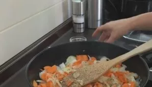 Kai daržovės šiek tiek apkeps, įberkite druskos ir kelis žiupsnelius prieskonių: džiovintų morkų, paprikos, česnako, pastarnokų ir salier...