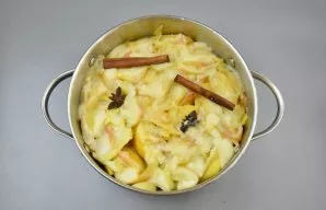 Puodą su obuoliais uždėkite ant ugnies, uždenkite dangčiu ir virkite, kol obuolių griežinėliai visiškai suminkštės. Troškinimo metu masė ...