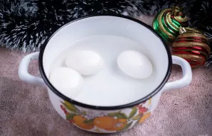 Išvirkite kiaušinius.