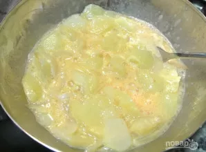 Į dubenį įmuškite kiaušinius, pasūdykite ir išmaišykite šakute. Kiaurasamčiu išimkite daržoves iš keptuvės ir sudėkite į dubenį su kiauši...