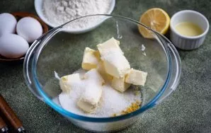 Dideliame dubenyje sumaišykite suminkštintą sviestą, cukrų, druską ir citrinos žievelę.