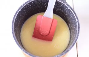 Ant nedidelės ugnies ištirpinkite šiuos ingredientus, kol gausite vienalytę masę.