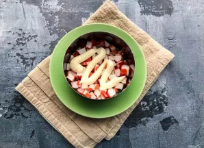 Krabų lazdeles aptepkite nedideliu kiekiu majonezo.