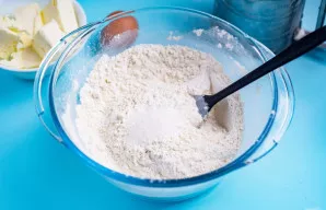 Suberkite vanilinį cukrų. Išmaišykite.