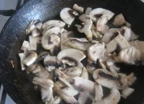 Į įkaitintą keptuvę supilkite augalinį aliejų. Kepkite jame grybus ant didelės ugnies, nuolat maišydami 2–3 minutes. Sudėkite keptus piev...