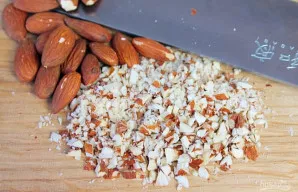 Smulkiname migdolus. Galima supjaustyti arba sumalti.