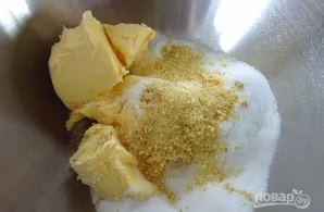 Giliame dubenyje išplakite cukrų, citrinos žievelę ir kambario temperatūros sviestą iki purumo.