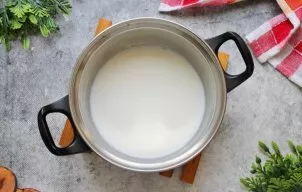 Norėdami atsikratyti nemigos, supilkite pieną į puodą su storu dugnu ir užvirinkite.