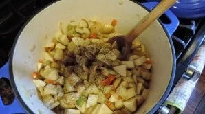 Sudėkite supjaustytas bulves, įberkite druskos ir pipirų pagal skonį. Kepkite dar 5 minutes.