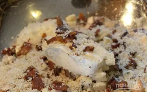 Į gilų dubenį sudėkite smulkintą šoninę, keptą svogūną, džiūvėsėlius, kreminį sūrį ir mėlynąjį sūrį (Gorgonzolą). Viską gerai išmaišykite...