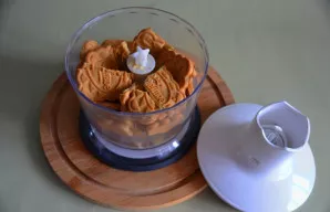 Sutrinkite sausainius trintuvu (blenderiu).