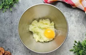 Įmuškite kiaušinį į dubenį.
