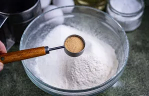 Įdėkite mielių. Viską išmaišykite.