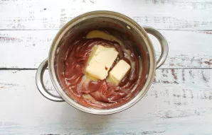 Puodą uždėkite ant silpnos ugnies ir virkite, maišydami, kol sutirštės. Nukelkite nuo ugnies, įdėkite sviestą ir maišykite iki vientisos ...