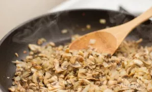 Nuplaukite ir susmulkinkite grybus. Kepkite apie 10 minučių, retkarčiais pamaišydami. Kai skystis visiškai išgaruos, suberkite miltus ir ...