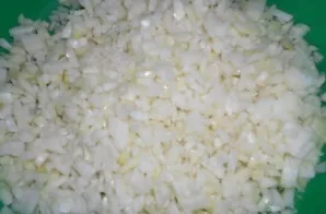 Svogūną supjaustykite kubeliais.