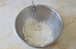 Įpilkite augalinio aliejaus. Palaipsniui suberkite miltus ir maišykite tešlą.